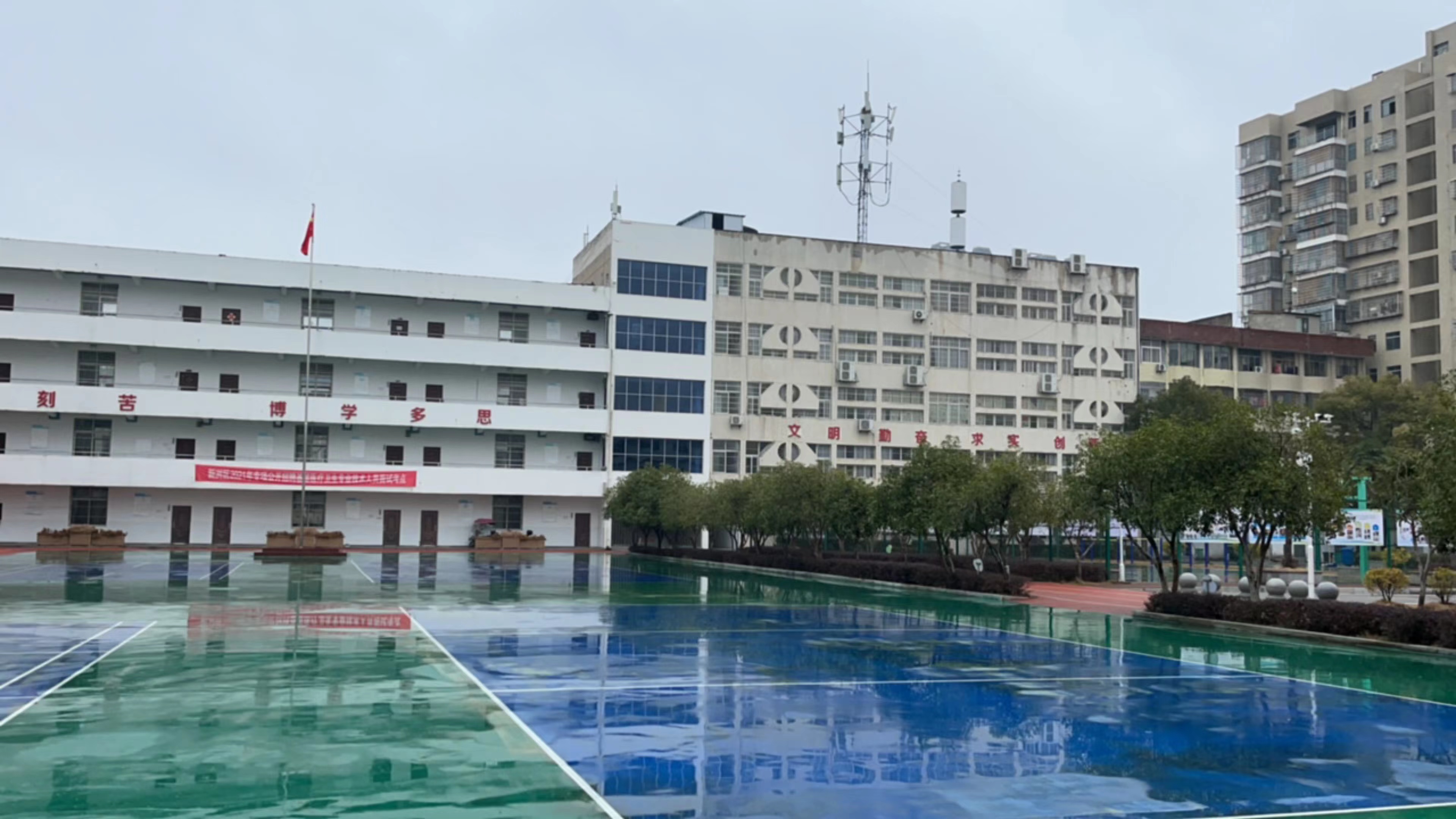 教学楼照片.jpg 教学楼照片.jpg